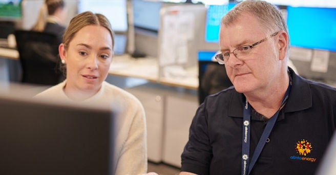 Jeff Dimery, Alinta Energy CEO, talking with staff member